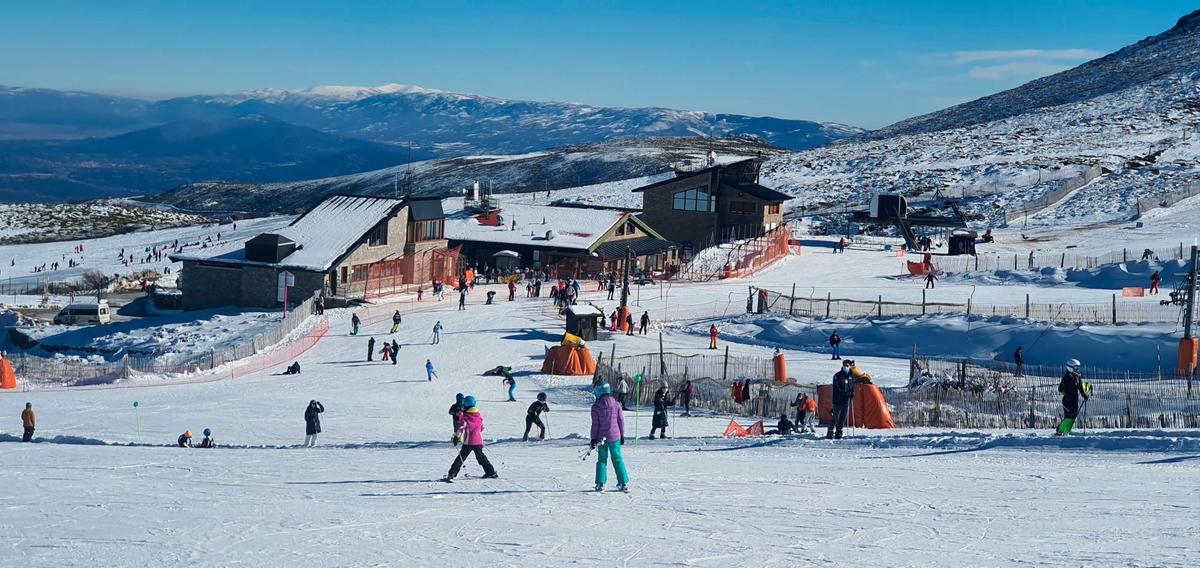 Esquiadores en La Covatilla el pasado 17 de enero en plena temporada de invierno en Béjar.