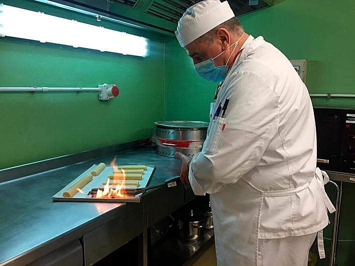 Bienvenido Fernández aprende a caramelizar turrón.