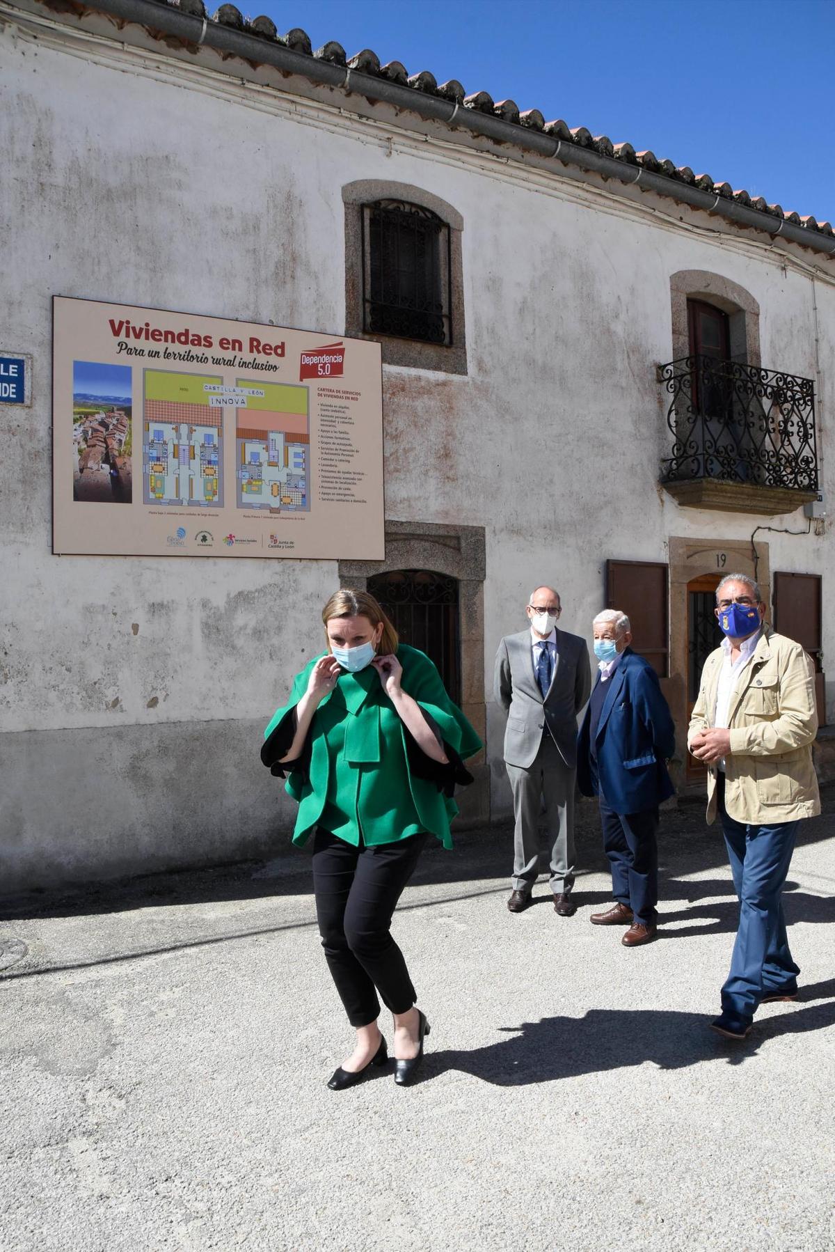 Isabel Blanco, Javier Iglesias, Arturo de Inés y Alfonso Castilla, en su visita a Peralejos de Abajo.