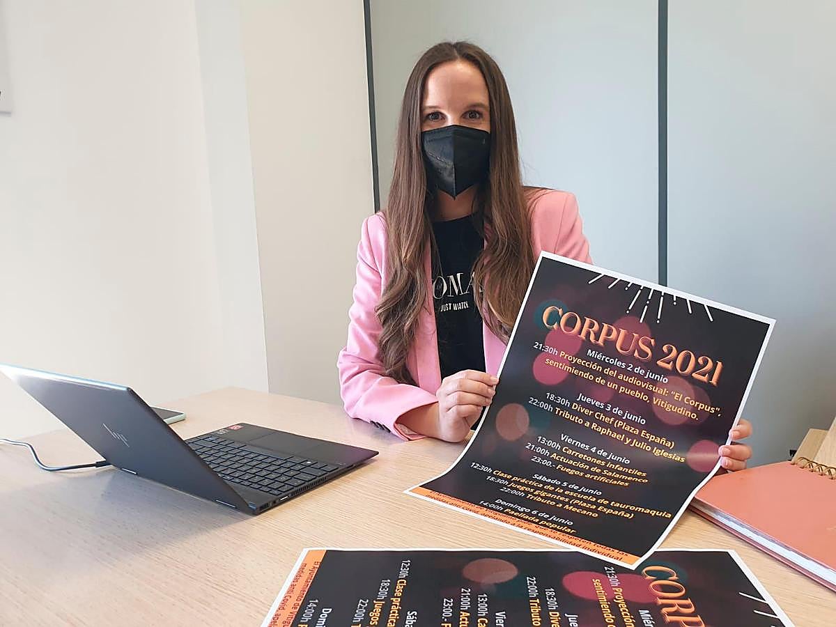 Victoria Rodríguez con el cartel-programa de los Corpus 2021 I CASAMAR