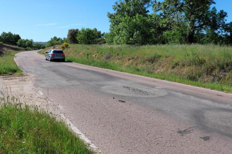 Carretera DSA-280, en Valdehijaderos, donde se mejorará el drenaje del firme.