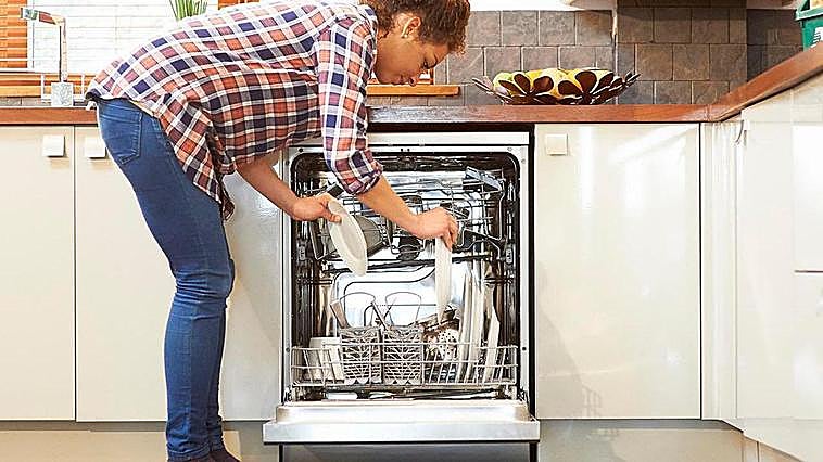 ¿Debo enjuagar los platos antes de meterlos en el lavavajillas? Mitos y verdades de este electrodoméstico