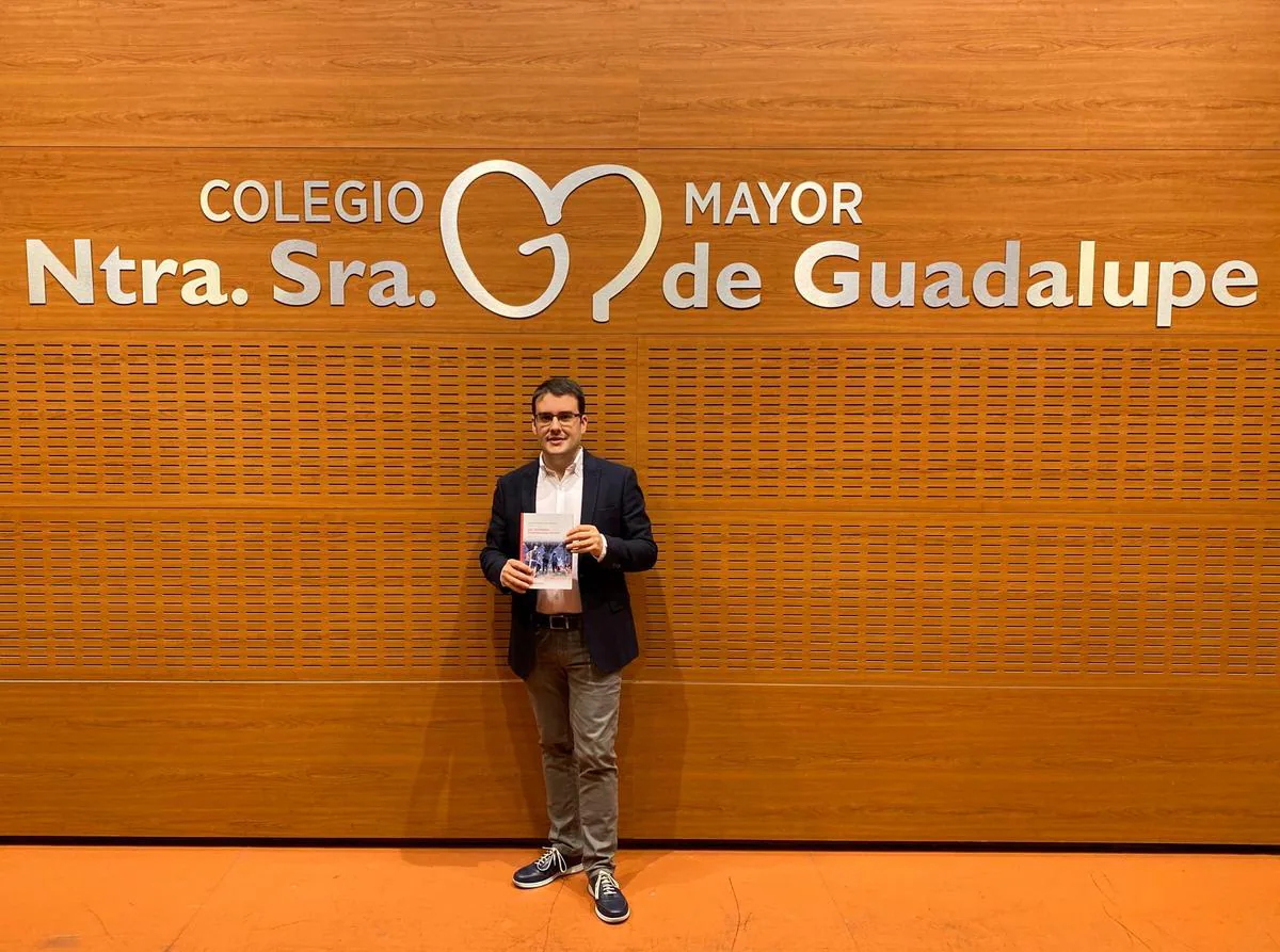 Javier Mérida, director del Colegio Mayor Nuestra Señora de Guadalupe junto al libro.