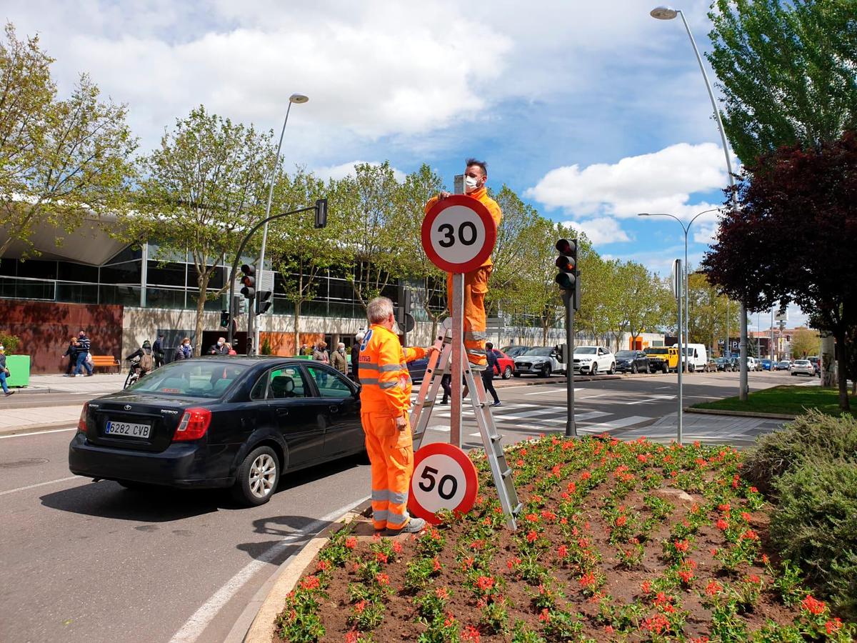 Unos operarios cambian la señal de 50 por una de 30 km/hora en la avenida de Los Cipreses. I L.G.