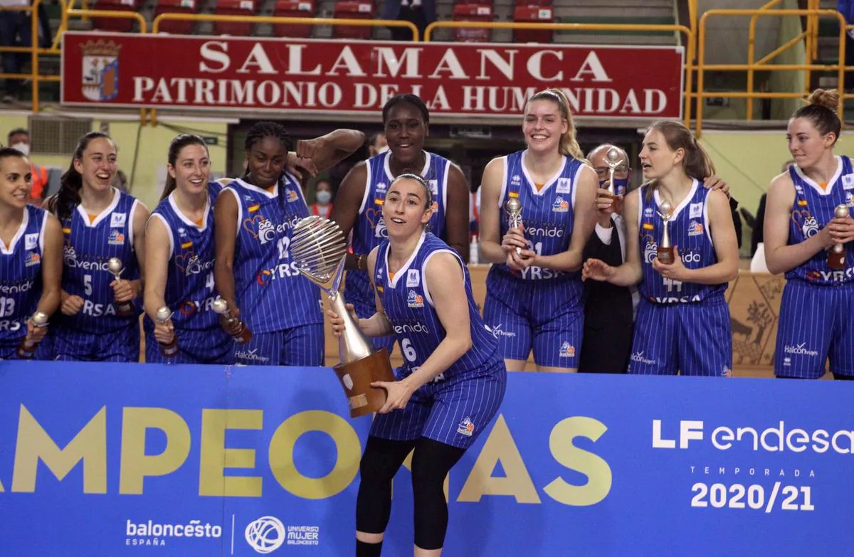 Silvia Domínguez levantando la copa de campeonas de liga.