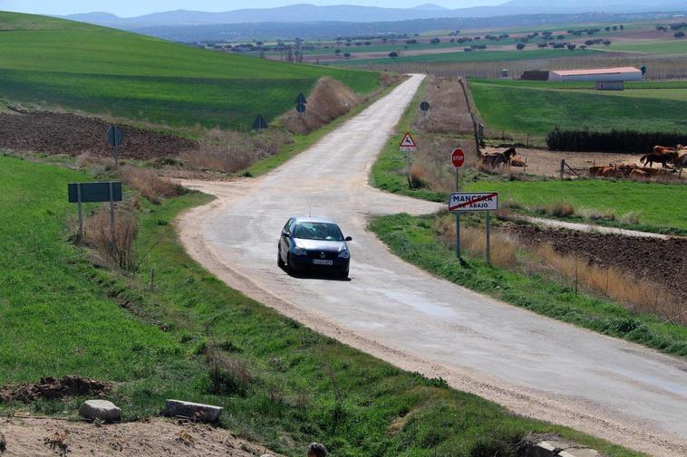 Un turismo circulando por la carretera de Mancera.