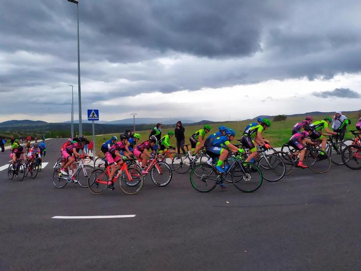 La IV edición del Trofeo Ayuntamiento de Guijuelo se celebró bajo la lluvia, sobre todo en las últimas vueltas de la competición.