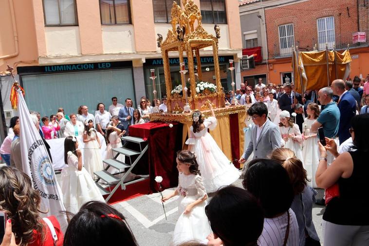 Niños y niñas de Primera Comunión en la última procesión del Corpus celebrada en 2019.