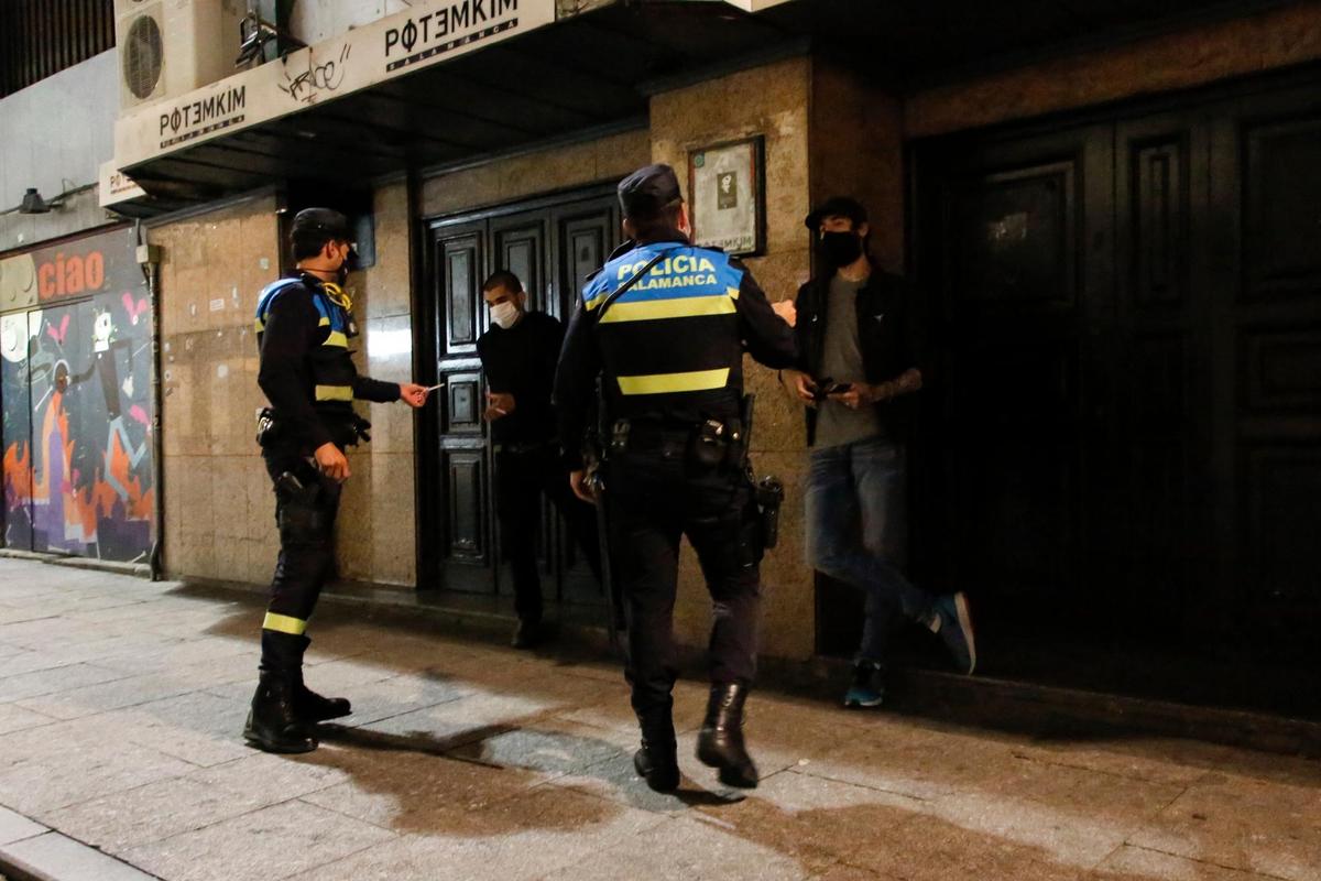 Dos agentes de la Policía local identifican a dos jóvenes en Salamanca
