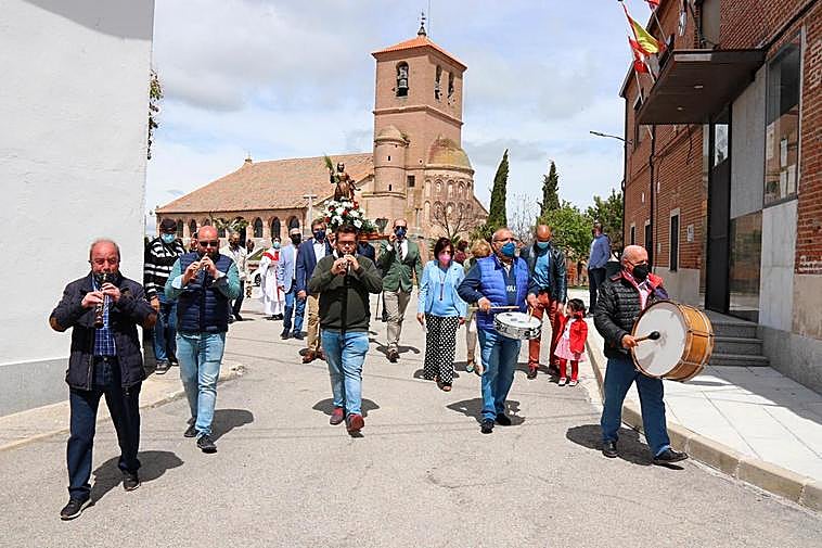 El grupo Alborada abriendo el paso a la procesión en Aldeaseca