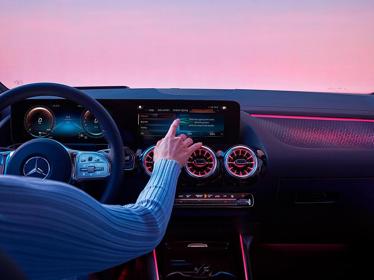 El nuevo EQA de Mercedes-Benz es un coche muy avanzado, con numerosas ayudas a la conducción y circulación.