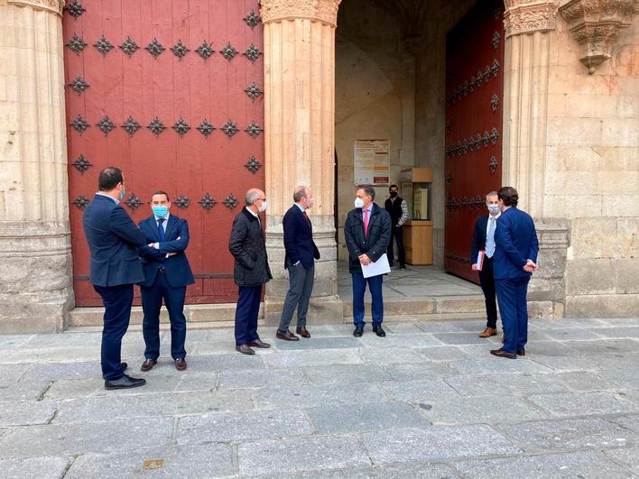 Autoridades presentes en el congreso, a las puertas del Edificio Histórico.