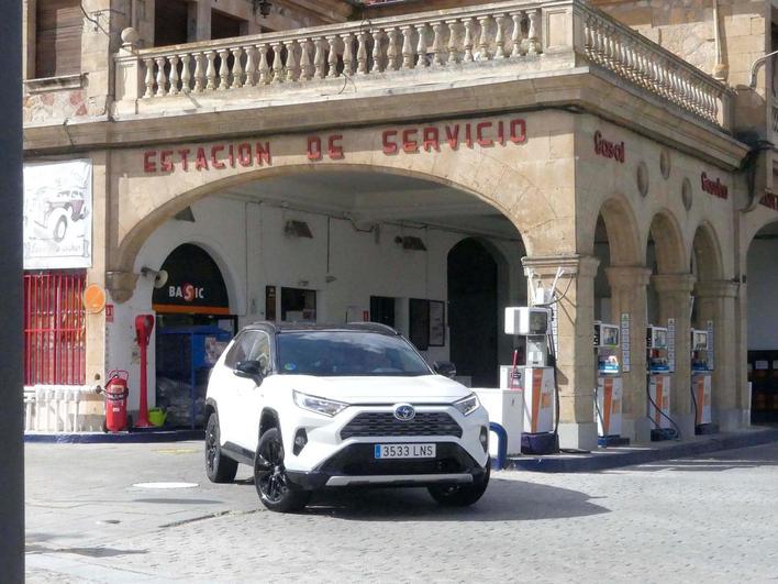 Un vehículo saliendo de una gasolinera de la ciudad tras repostar.