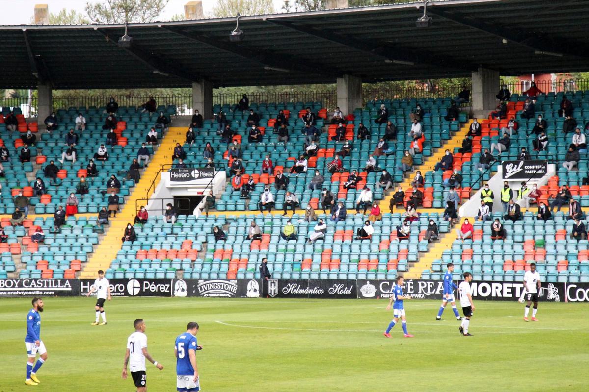 Estadio Helmántico esta temporada con la afición guardando la distancia de seguridad.