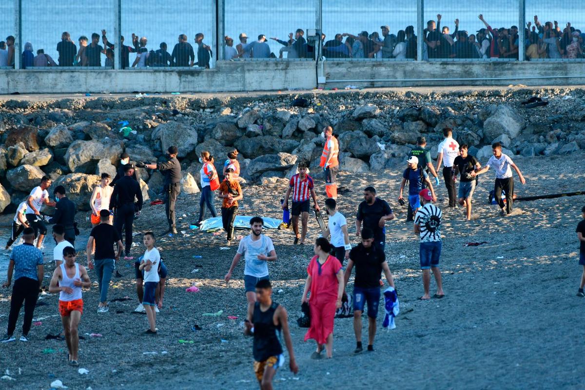 Inmigrantes en la playa del Tarajal de Ceuta.