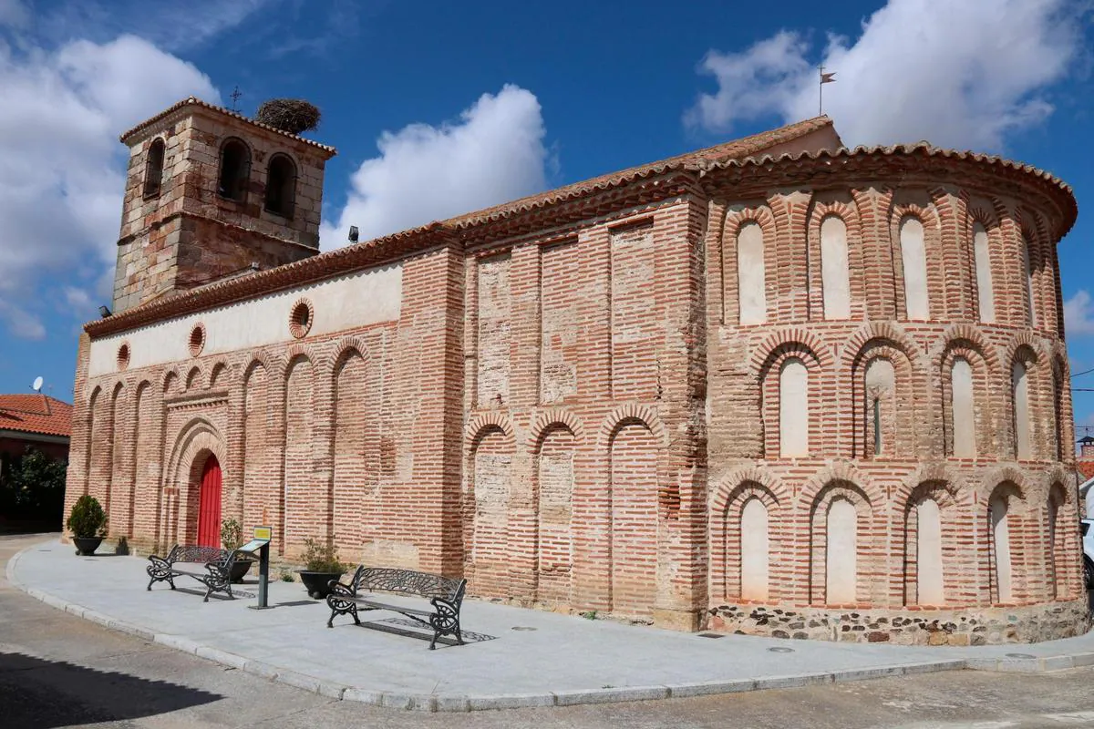 La iglesia parroquial de Nuestra Señora de la Asunción, de Peñarandilla, es uno de los grandes ejemplos del mudéjar con su magnífico ábside