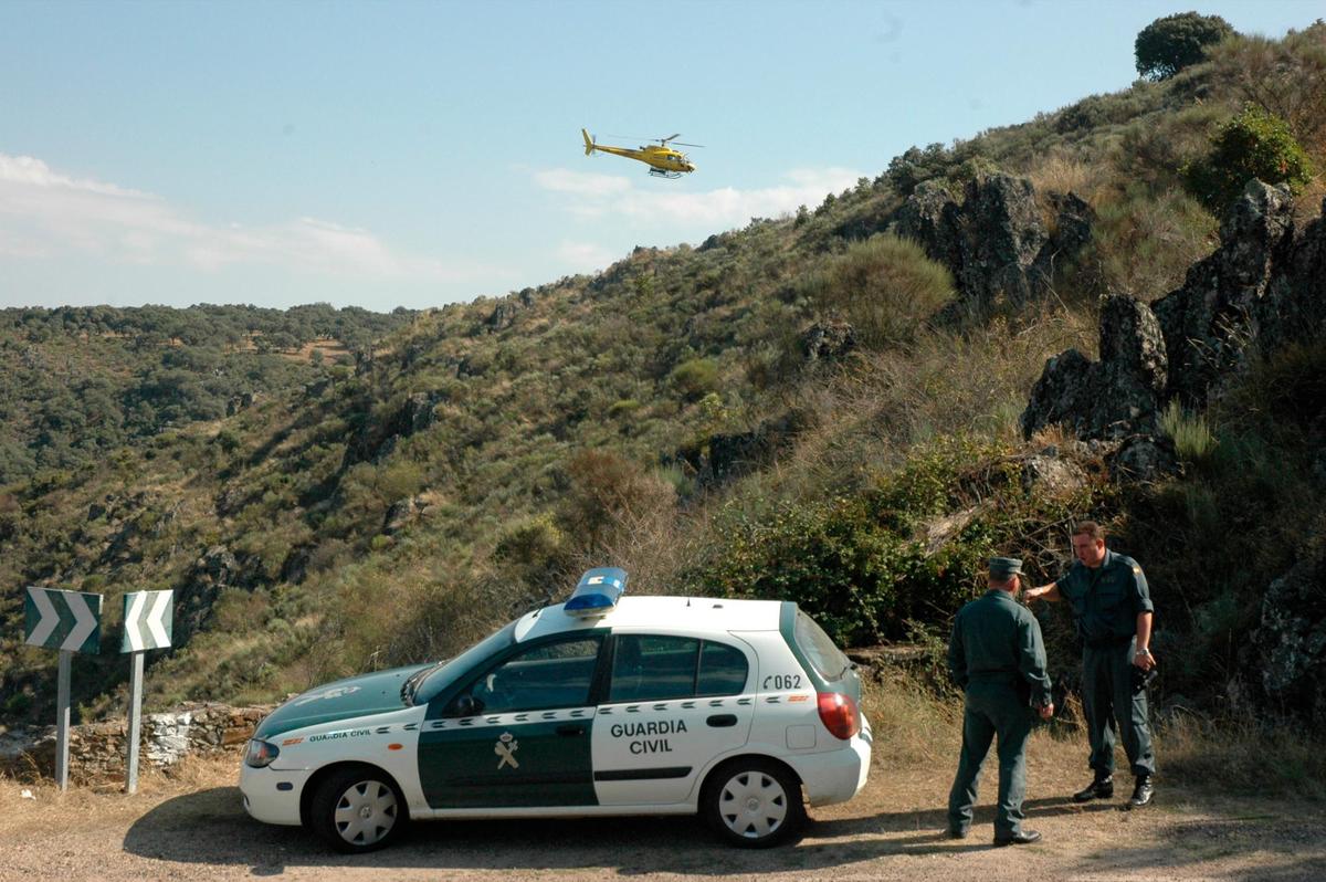 Dotación de la Guardia Civil y helicóptero