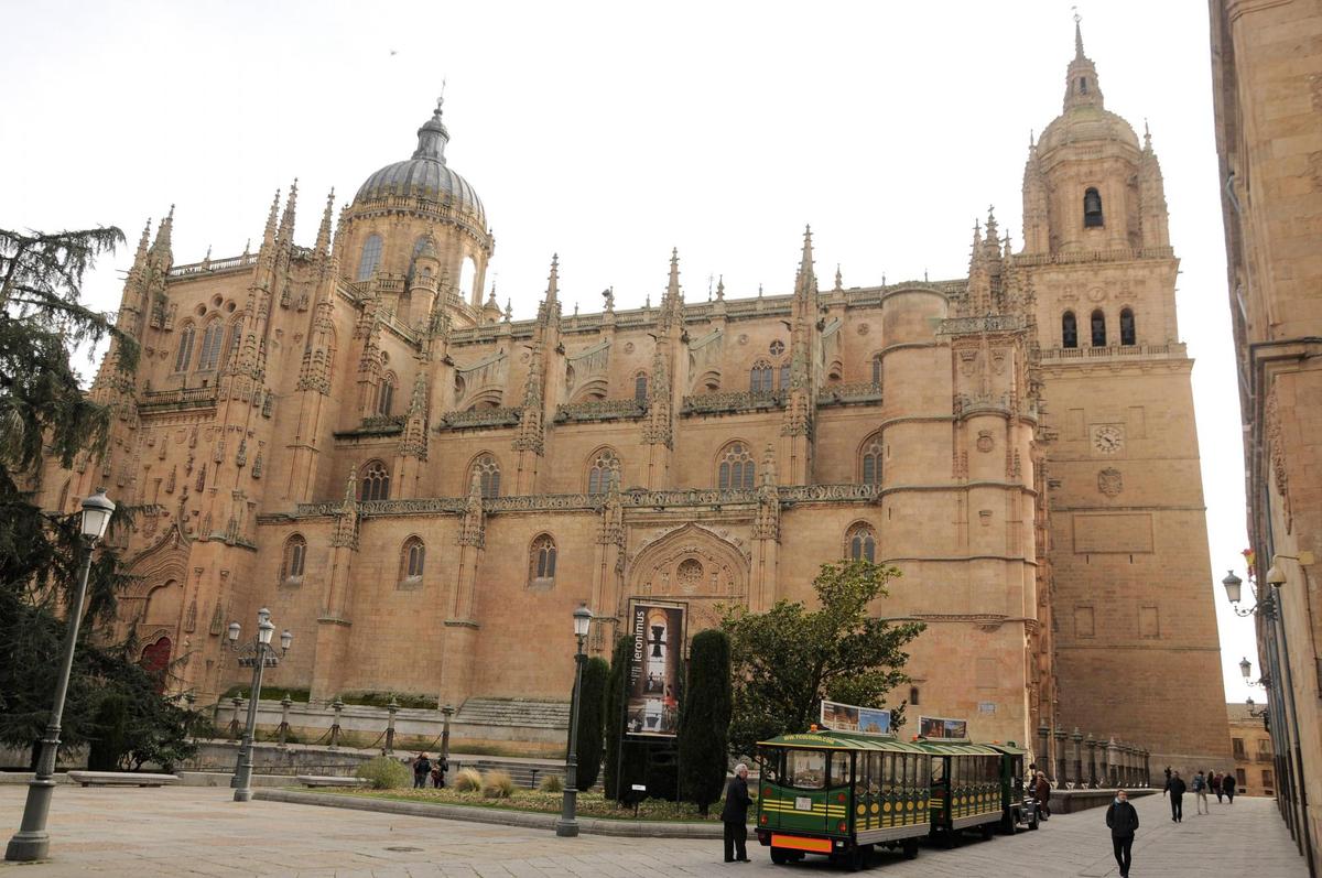 Fachada principal de la catedral de Salamanca.