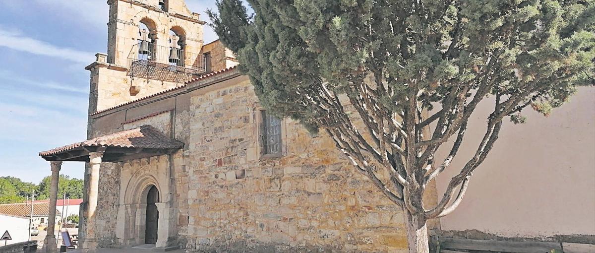 La iglesia de Torresmenudas, de estilo románico, es uno de los principales puntos de encuentro y atractivos del municipio.