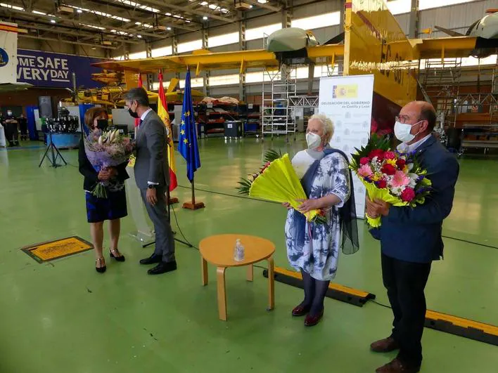 Los padres del piloto flanquean al delegado del Gobierno en Castilla y León y a la subdelegada en Salamanca, en el acto desarrollado en Matacán