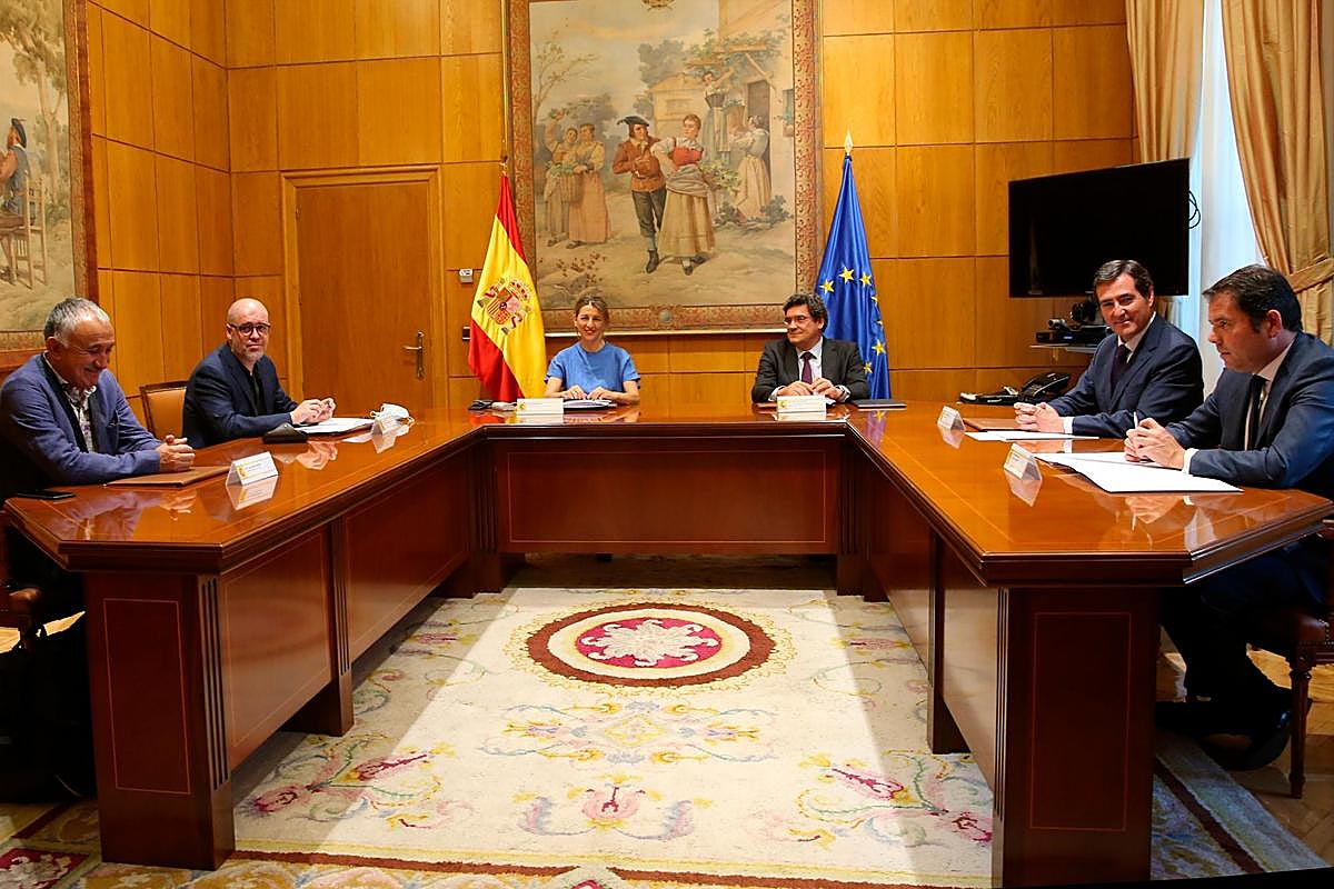 Reunión de los ministros de Trabajo y Seguridad Social con los secretarios generales de los sindicatos y CEOE y Cepyme.