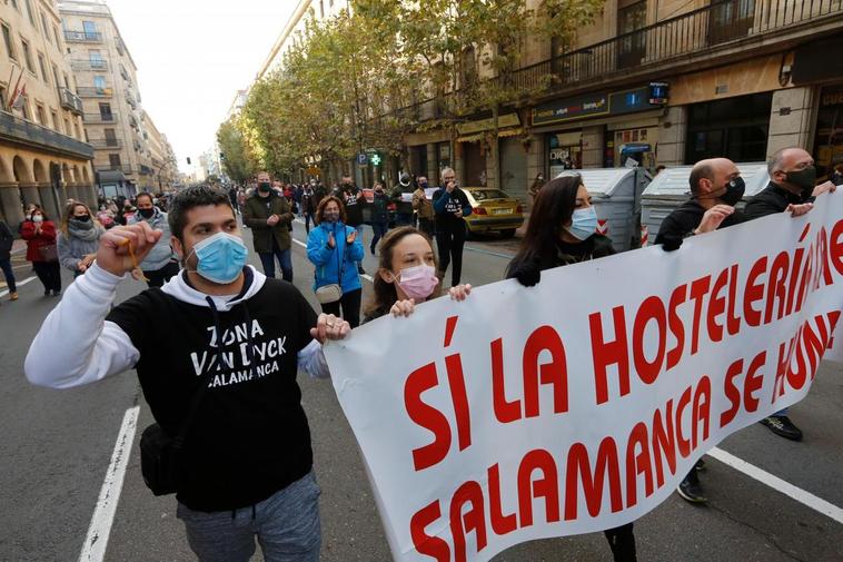 Hosteleros durante una de las protestas organizadas por el centro de la ciudad en el último año