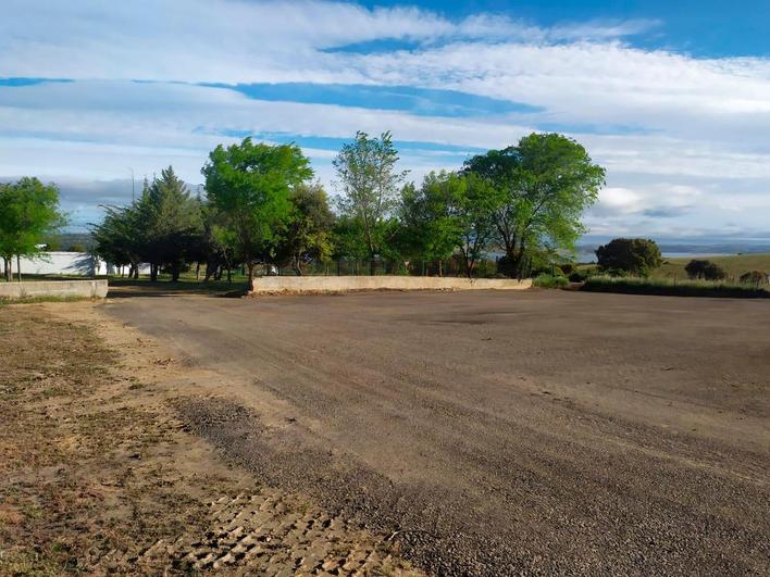 Imagen de la zona habilitada junto al cementerio y la carretera.