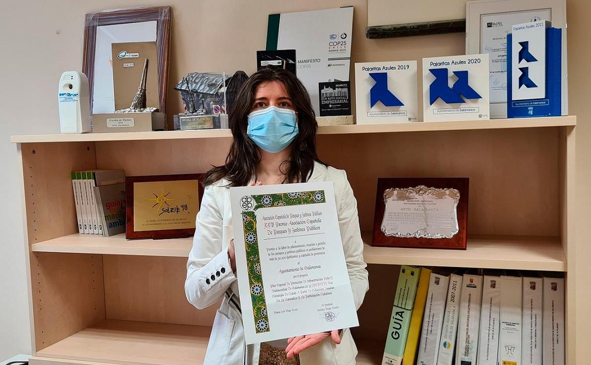 La concejala de Medio Ambiente, Miryam Rodríguez, muestra el premio