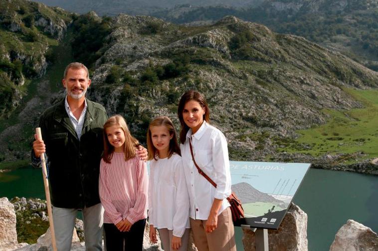 El rey Felipe junto a la reina Letizia, la princesa Leonor y la infanta Sofía.