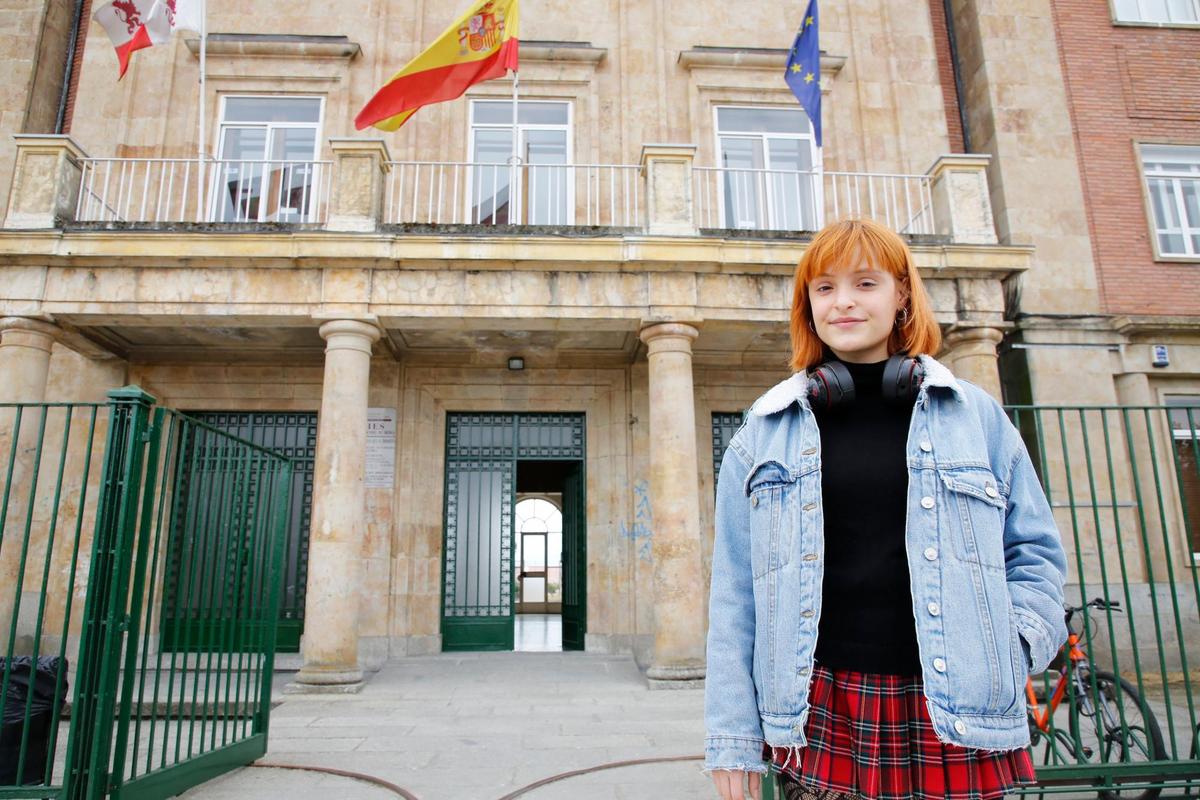 Lucía Crego, a las puertas de su instituto, el Fernando de Rojas.