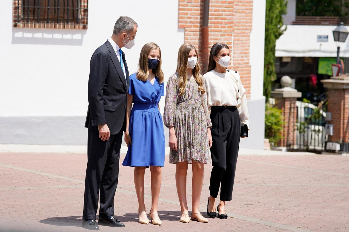 Los Reyes, la Infanta Sofía y la Princesa Leonor en el día de su confirmación.