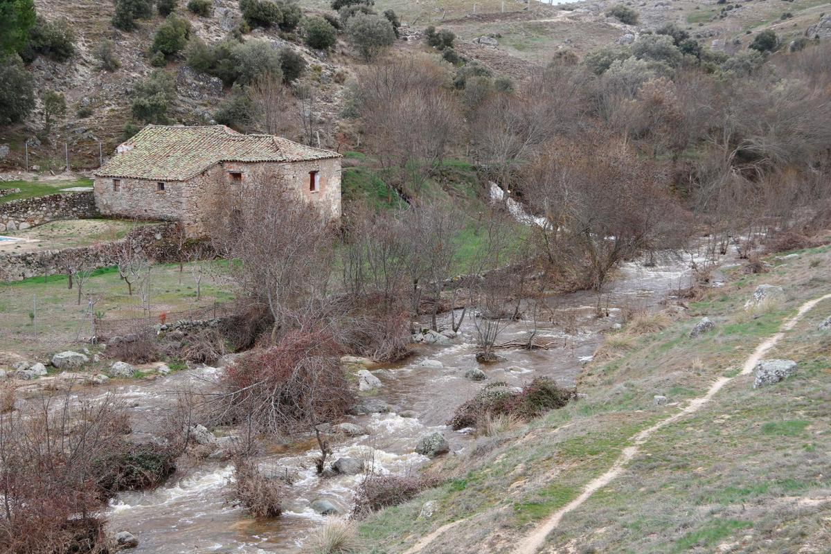 El molino que se encuentra en mejor estado y es el más próximo a la localidad de Malpartida de donde parte la ruta.