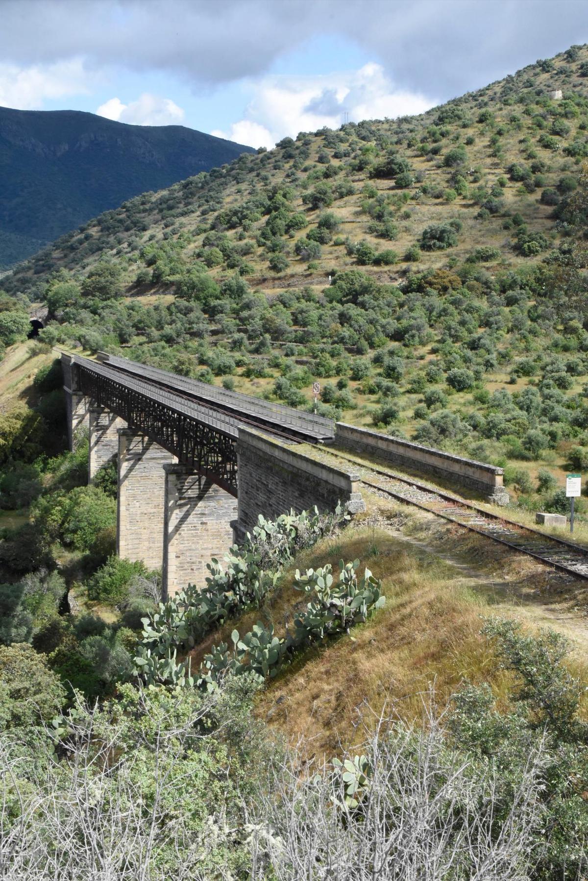 Puentes y túneles recorren La Fregeneda por el Camino de Hierro