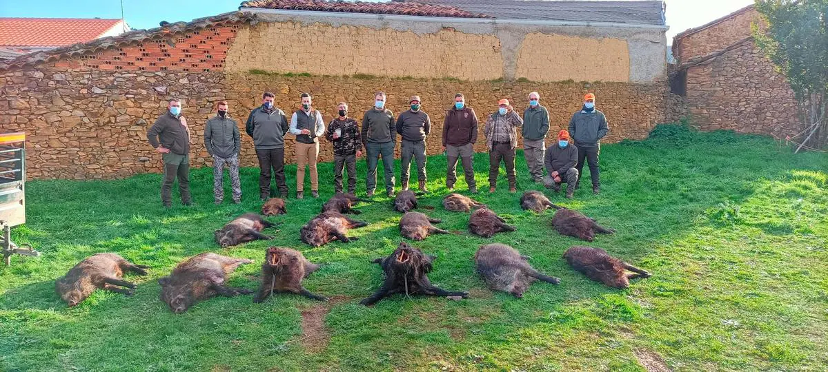 Grupo de cazadores con el resultado de una montería en Guadapero.