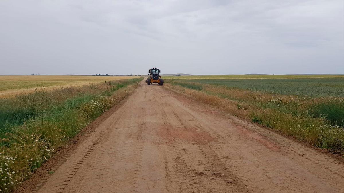 La motoniveladora de la Diputación mejorando el camino entre Rágama y el límite de provincia.