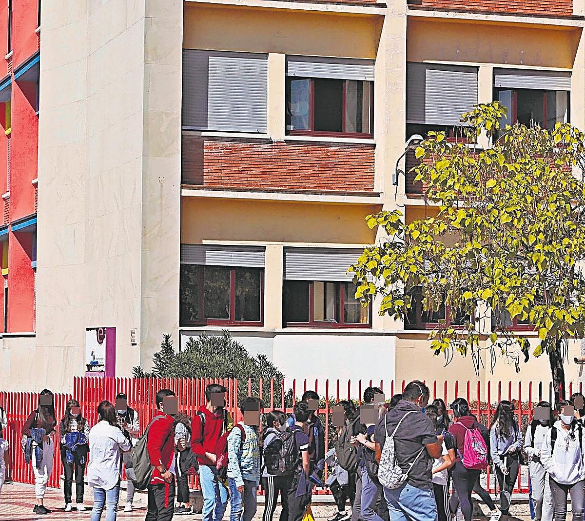 Grupos de alumnos a la salida de un instituto.