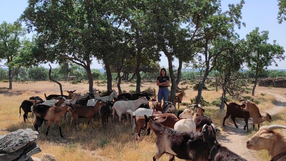 Sandra con sus cabras.