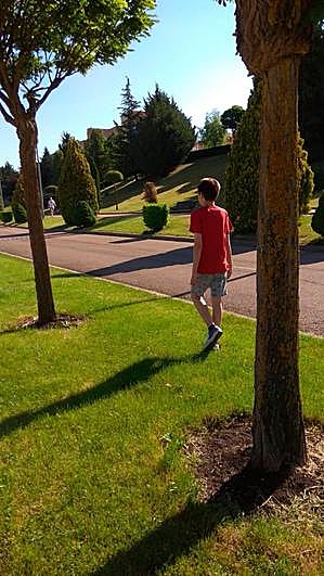 Adrián paseando por Carbajosa antes de su ingreso en Los Montalvos.