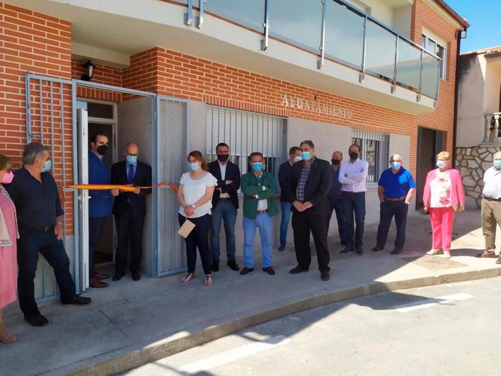 Momento de la inauguración de la casa consistorial de Peromingo