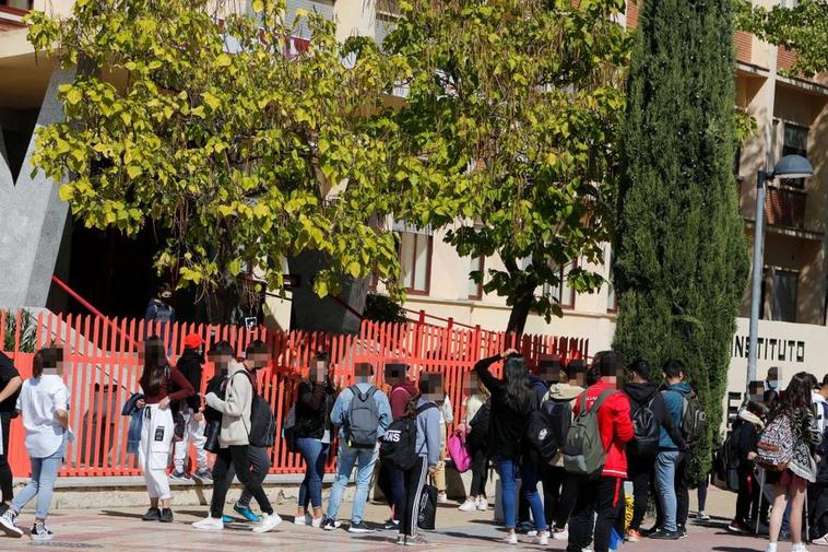 Numerosos estudiantes a las puertas de un instituto de Salamanca.