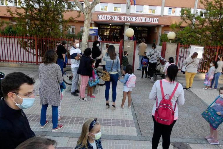 Padres y madres llevan a sus hijos a un colegio de Salamanca