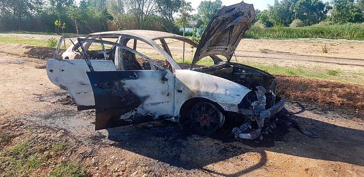 Así quedó el vehículo calcinado junto al Puente Gudino
