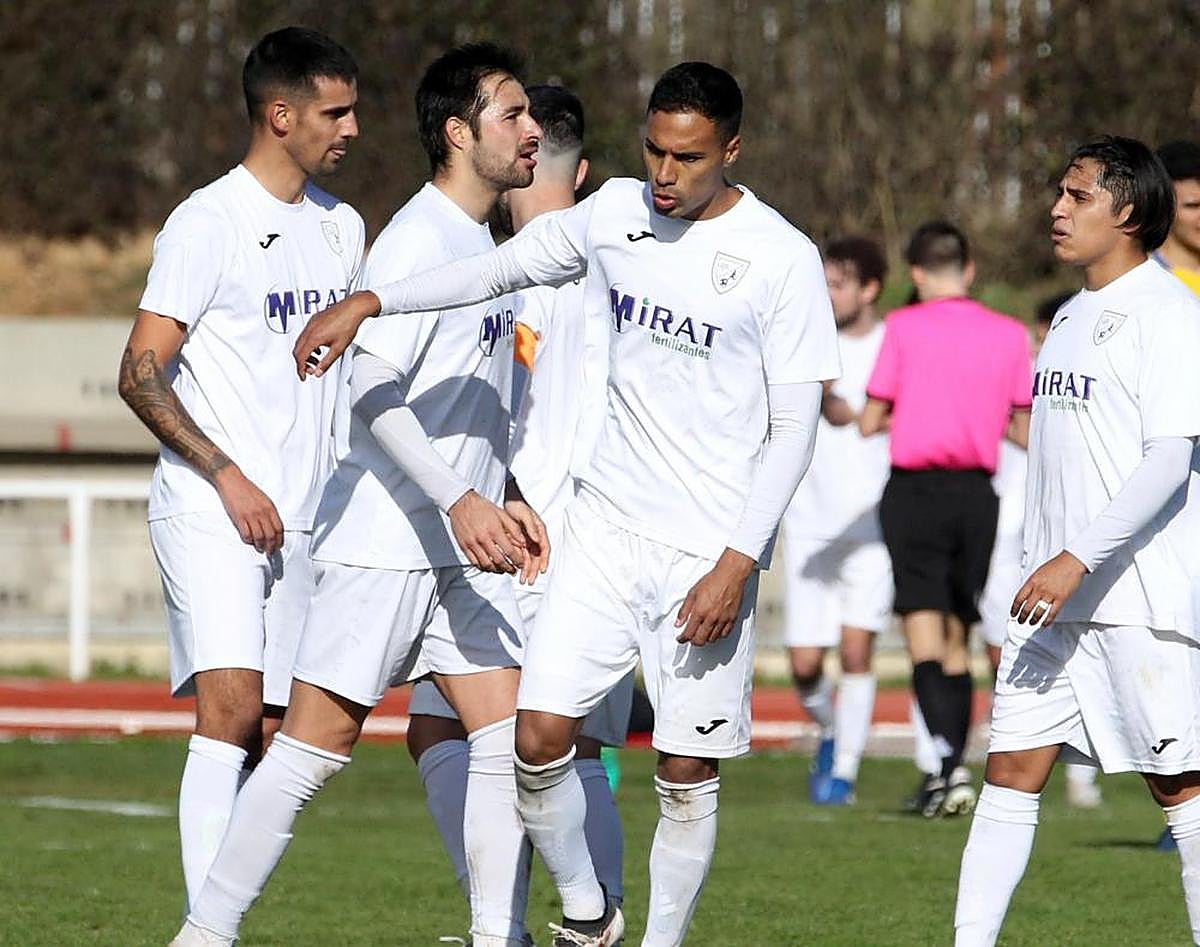 Varios futbolistas del Ribert en un partido en Las Pistas.