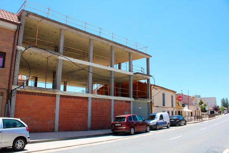 El edificio está en la travesía de Aldeatejada y en la actualidad tan solo se usa como almacén municipal.