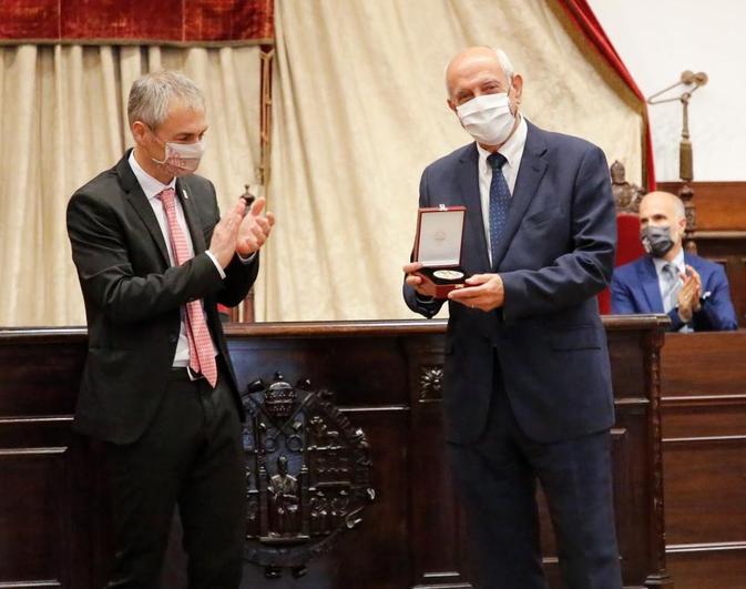 Pedro Díaz, presidente de la Fundación GACETA, muestra la medalla de la Universidad en presidencia de Ricardo Rivero.