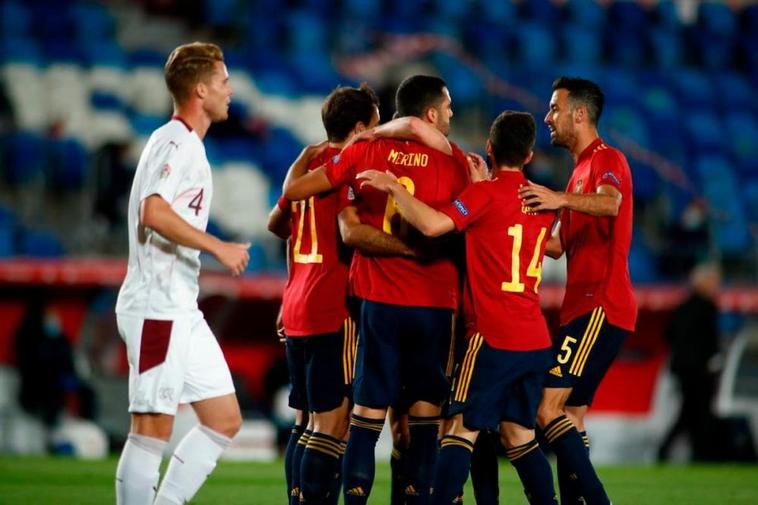 Los jugadores de la selección española celebran un tanto.