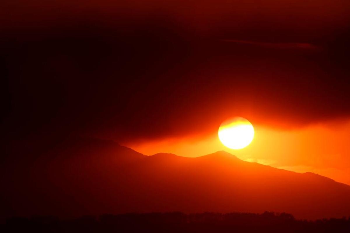 Columna de humo procedente del incendio vista desde Béjar en el momento del atardecer. | FOTOS: RAÚL MARTÍN