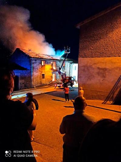 Un incendio destruye por completo la casa del alcalde de Bermellar
