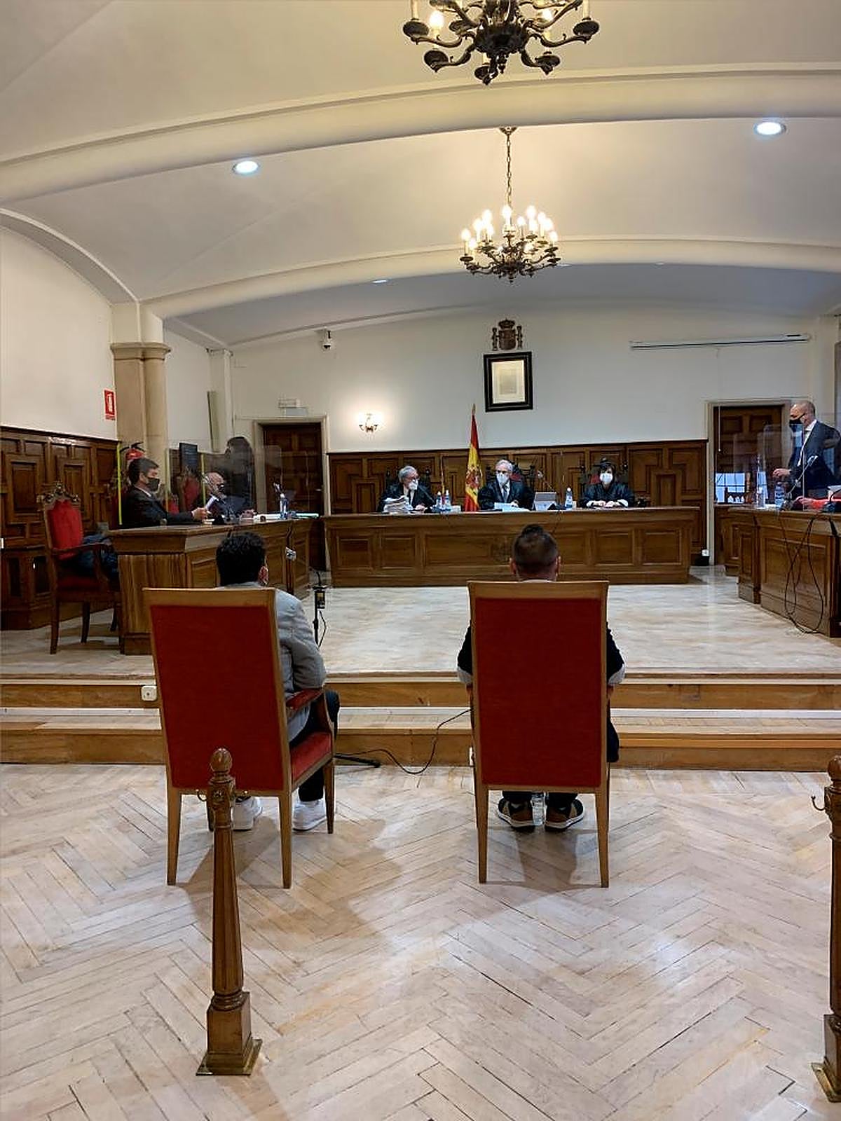 J.A.L.M. (izquierda) y V.L. (derecha), al inicio del juicio que el pasado abril acogió la Audiencia Provincial.