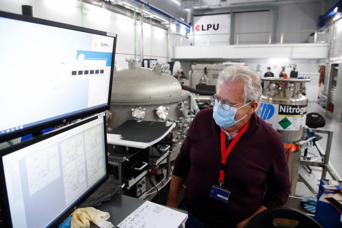 Luis Roso, director del CLPU, mirando los monitores desde los que siguen los experimentos.